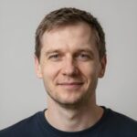 Улыбающийся клиент Виктор Степанович, инвестирующий в криптовалюту через компанию Йес Биткоин