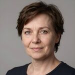 Улыбающаяся Мария Ивановна, успешный криптоинвестор и клиент компании Йес Биткоин