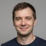 Улыбающийся клиент Леонид Петрович, инвестирующий в криптовалюту с помощью экспертов компании Йес Биткоин